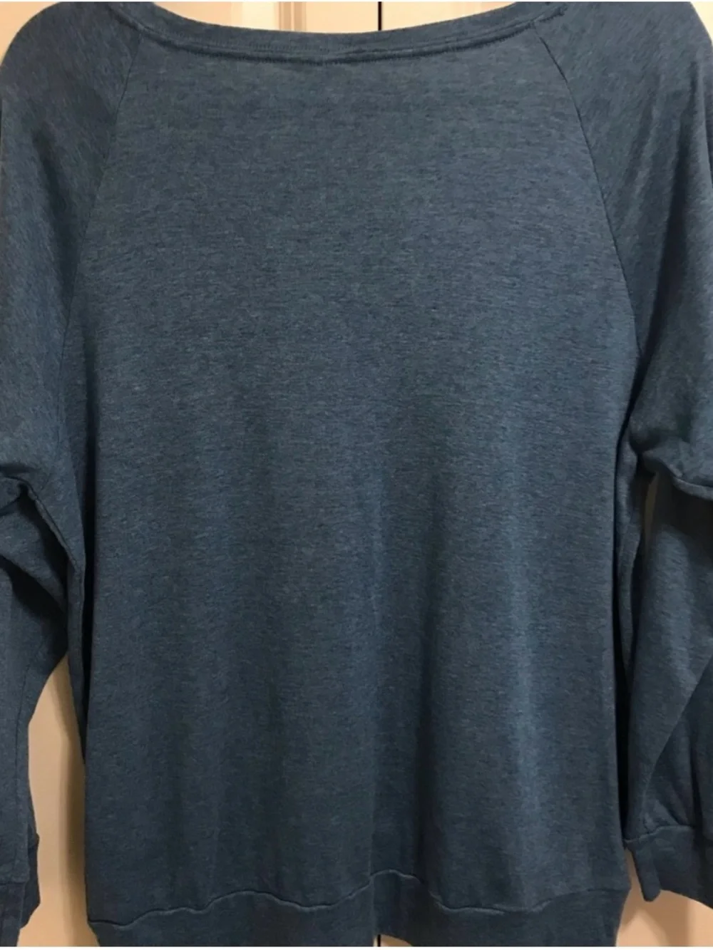 Aritzia TNA Women's Long Sleeve V-Neck Top in Grey/blue - Picture 2 of 2